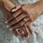 Ongles blancs pailletés