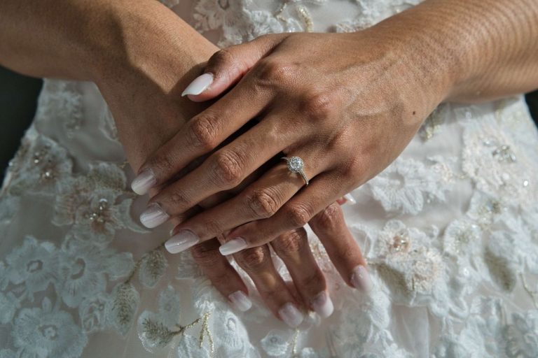 Ongles blancs pailletés