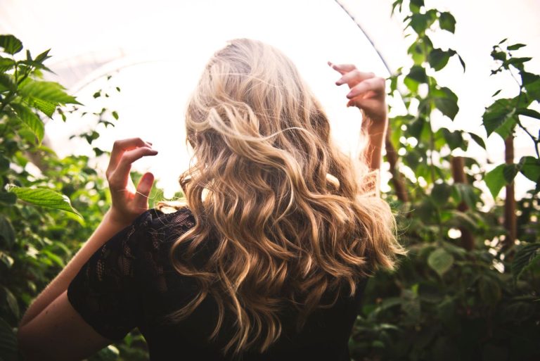 Cheveux effet mini vagues